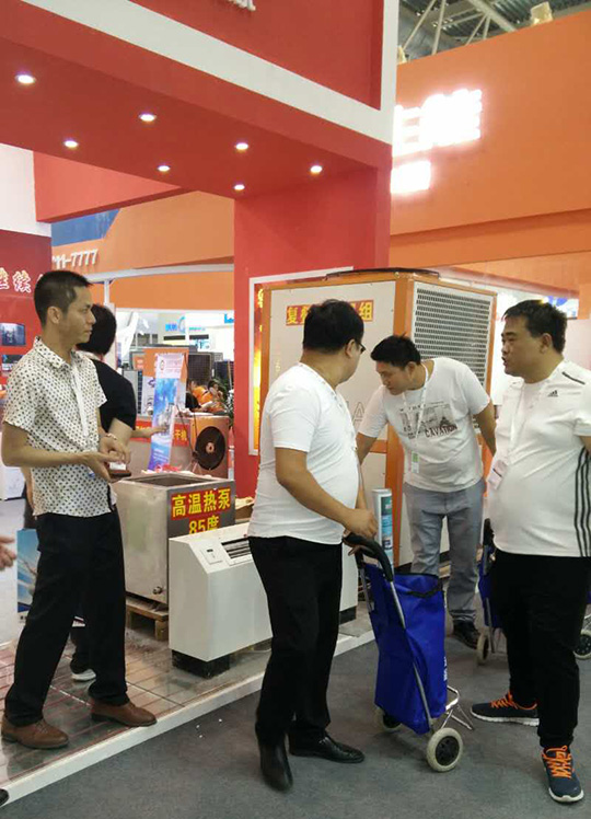 北京暖通展第二天，正旭空氣能展臺人氣依舊爆棚